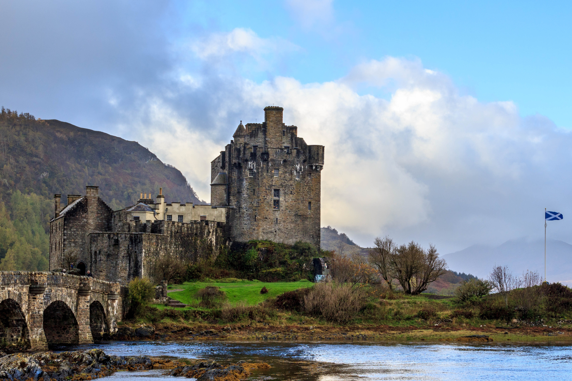 Eilean Donan Castle mit Schottlandflagge