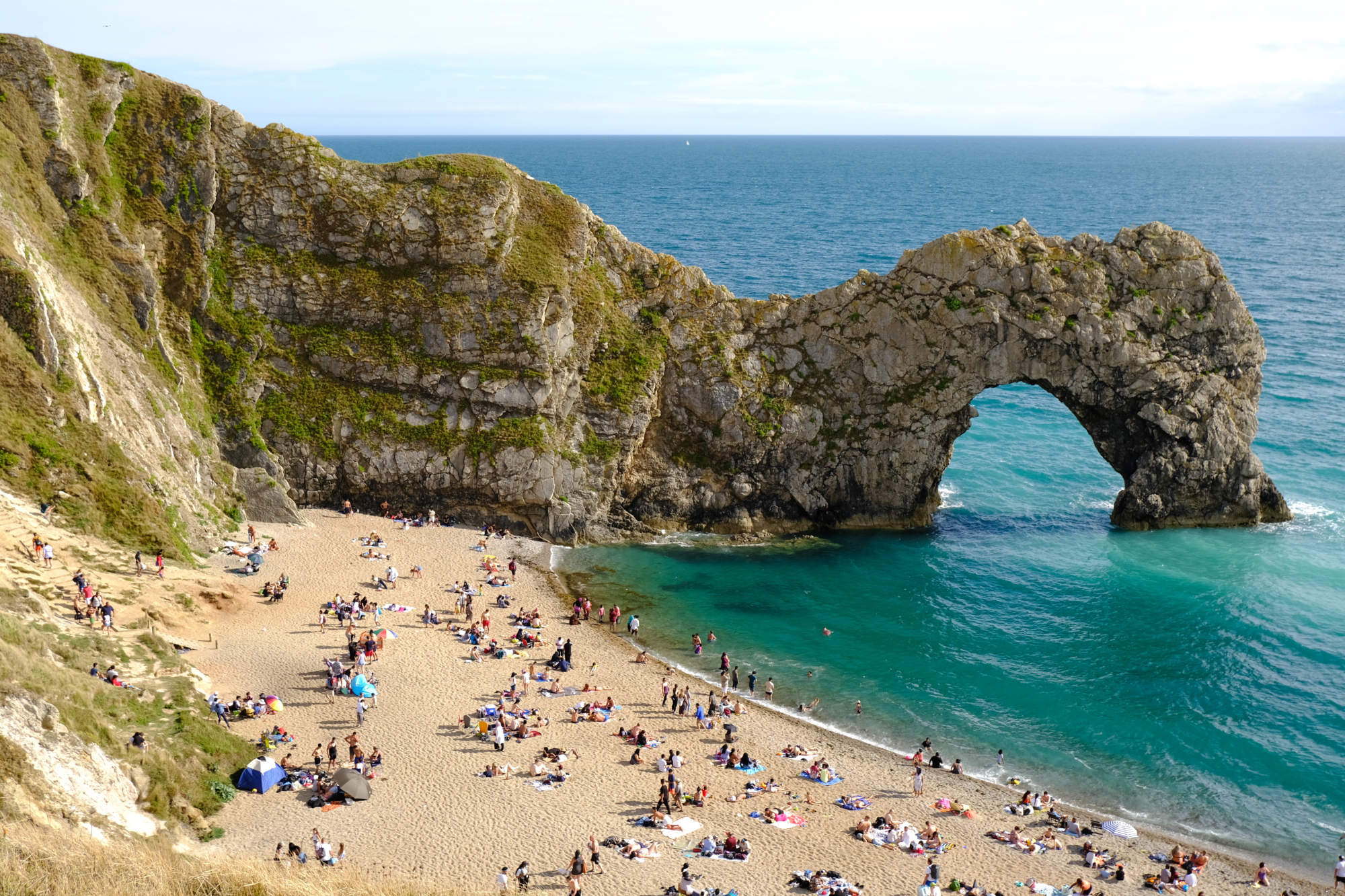 Durdle Door: Strand mit vielen Leuten im Sommer