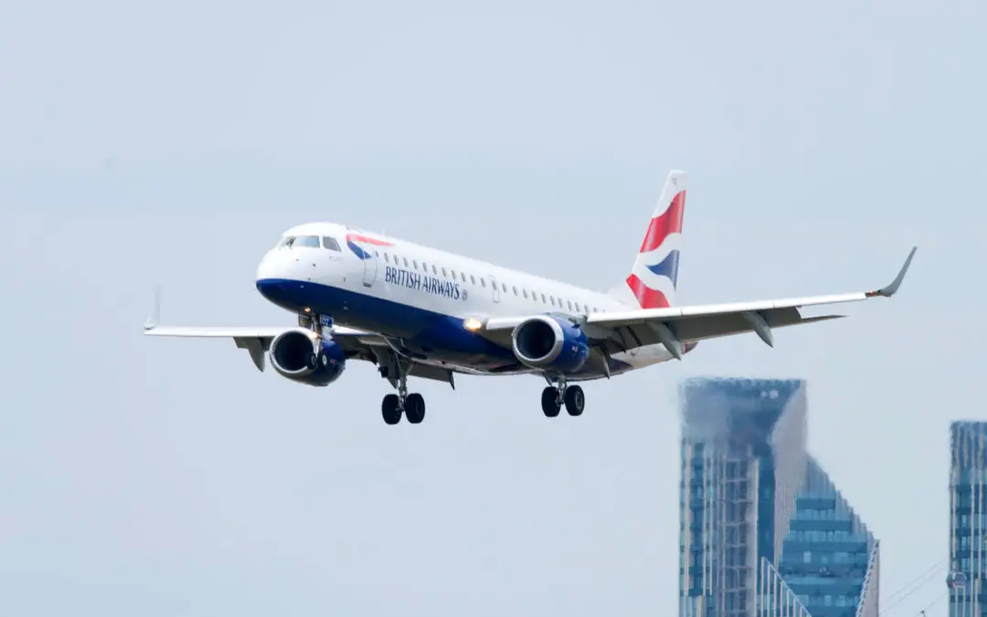 Flughäfen in London: British Airways Flugzeug über London