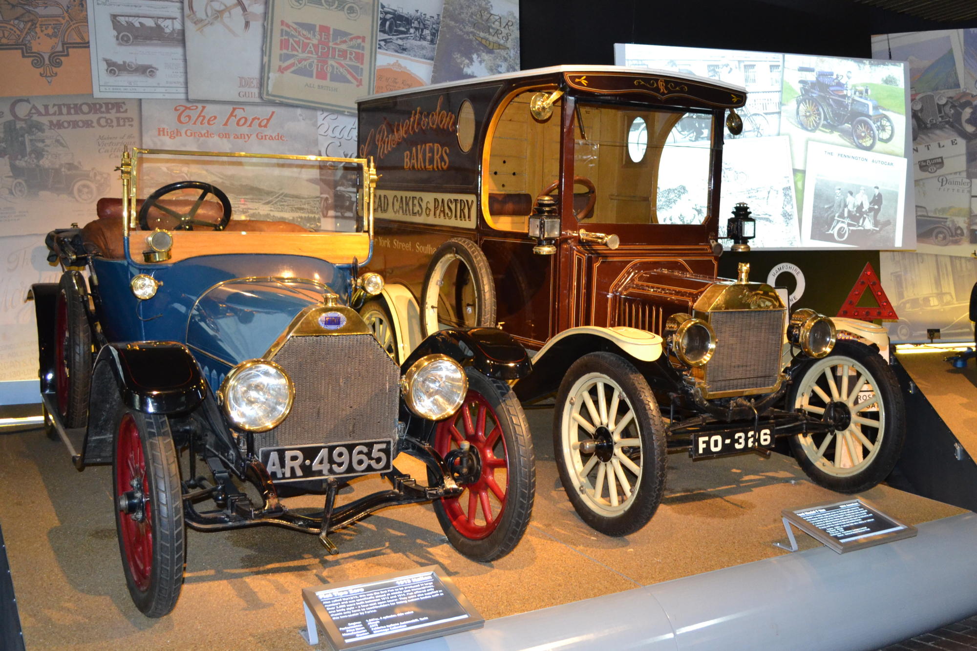Zwei historische Autos im National Motor Museum in Beaulieu